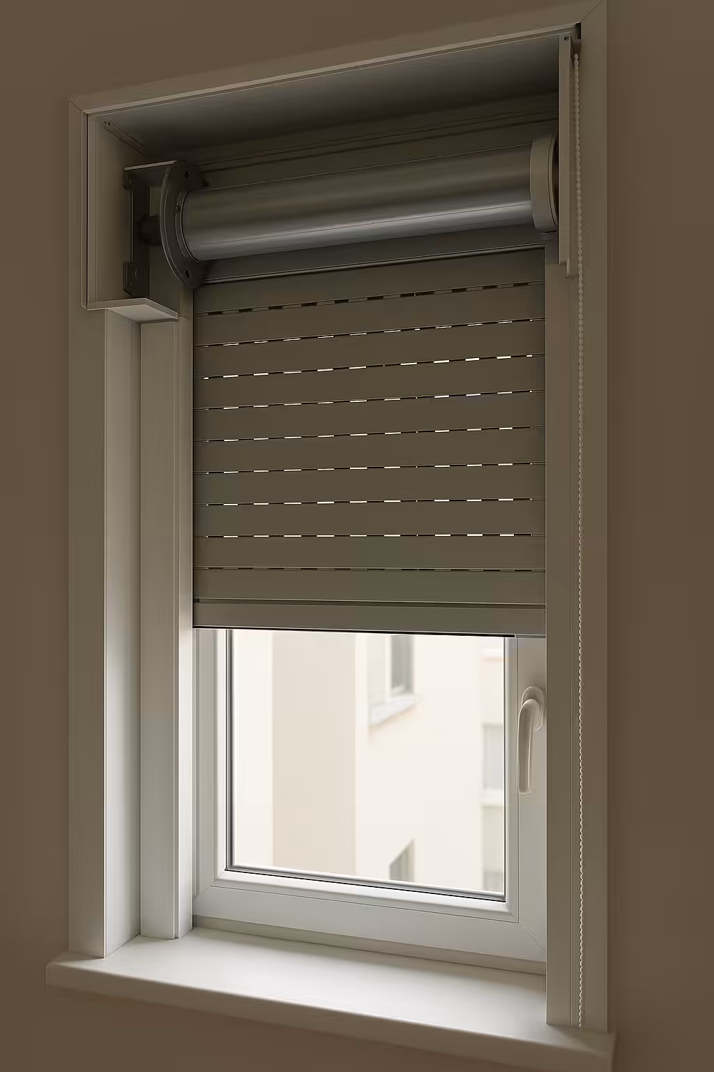 partes Interior de una casa con ventana de PVC y persiana enrollable parcialmente bajada, mostrando el tambor y el sistema de cadena.